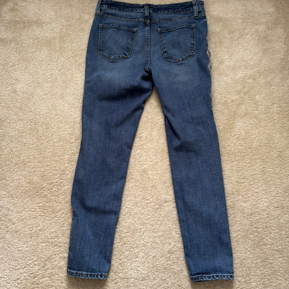 St. John's Bay Skinny Jeans w/ Decorative Embroidered Side Detail EUC Size 10 - Picture 2 of 5